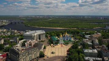 vista aérea de la plaza mykhailiv con st. Monasterio de cúpulas doradas de michael y edificio del ministerio de relaciones exteriores en kiev, ucrania video