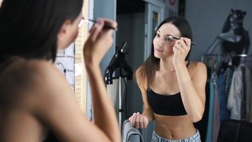 femme sur la routine de soins de la peau regardant dans le miroir video