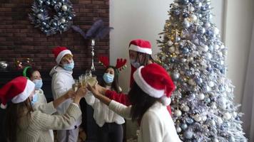 leute auf einer weihnachtsfeier feiern zusammen und tragen weihnachtsmützen video