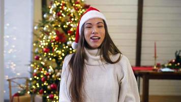 niña de navidad habla con la cámara video