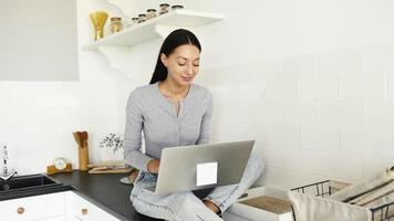 bellissimo donna digitando su il computer portatile video