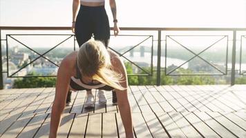 grupo de mujeres entrenamiento fitness al aire libre video