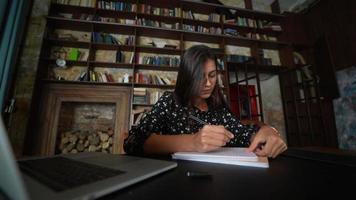 vrouw schrijven Aan notitieboekje video
