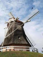 molino de viento en frisia oriental foto