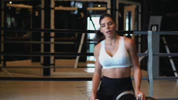 mujer fitness en el gimnasio video