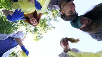 vervuild strand schoongemaakt omhoog door een groep van mensen video