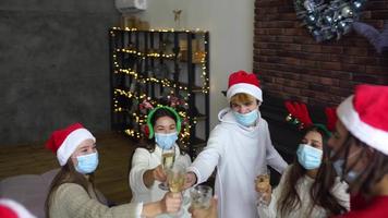 leute auf einer weihnachtsfeier feiern zusammen und tragen weihnachtsmützen video