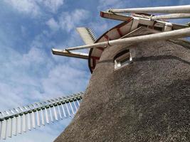 molino de viento en frisia oriental foto