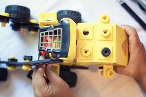 montaje de camión de juguete de construcción. foto