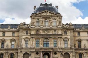 parís - 7 de junio - edificio del louvre el 7 de junio de 2012 en el museo del louvre, parís, francia. Con 8,5 millones de visitantes anuales, el Louvre es constantemente el museo más visitado del mundo. foto