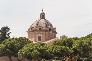 gran iglesia en el centro de roma, italia. foto