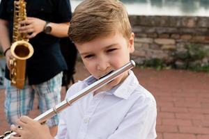 pequeño músico tocando la flauta. foto