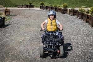 lindo conductor de quadbike. foto