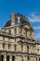 parís - 7 de junio - edificio del louvre el 7 de junio de 2012 en el museo del louvre, parís, francia. Con 8,5 millones de visitantes anuales, el Louvre es constantemente el museo más visitado del mundo. foto