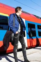 debajo de la vista de un hombre de negocios en la estación de tren. foto