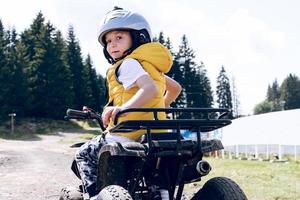 lindo conductor de quad en una aventura. foto