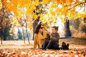 madre e hija despreocupadas pasando el día de otoño juntas. foto