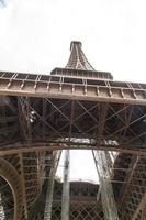 torre eiffel parís vista cercana foto