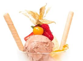 yogur y helado de chocolate en un bol de cerca foto