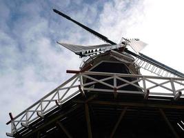 molino de viento en frisia oriental foto