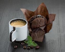 café con muffin sobre fondo de madera foto