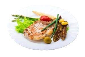 chuletón en el plato y fondo blanco foto