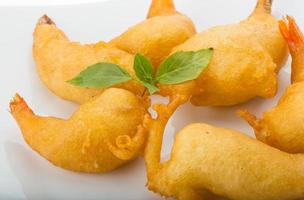 camarones tempura en el plato foto