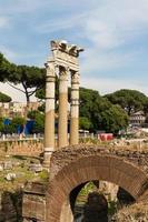 ruinas de edificios y columnas antiguas en roma, italia foto