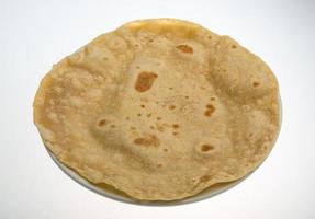 chapati en el plato y fondo blanco foto