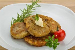 hash brown en el plato y fondo de madera foto