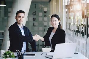 jóvenes empresarios colaboran con socios para aumentar su red de inversión empresarial para planes para mejorar la calidad el próximo mes en su oficina. concepto de acuerdo. foto