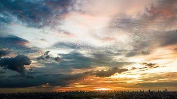 cielo colorido del atardecer en el crepúsculo foto