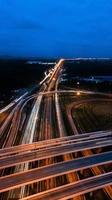 sobre la carretera de la ciudad por la noche - vista de pájaro - drone - vista superior foto