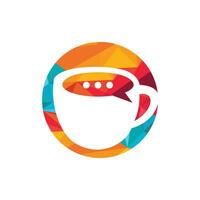 diseño de logotipo vectorial de charla de café. taza de café con diseño de vector de icono de chat de burbuja.