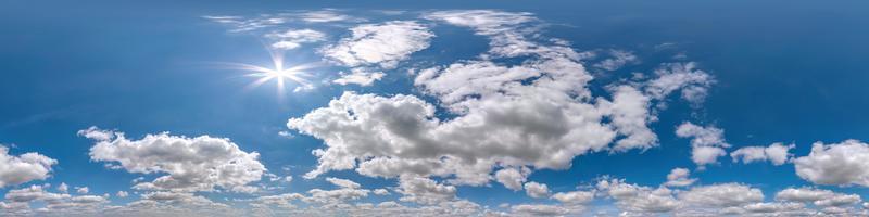 panorama de cielo azul hdr 360 con hermosas nubes blancas en proyección transparente con cenit para uso en gráficos 3d o desarrollo de juegos como cúpula del cielo o edición de drones para reemplazo del cielo foto