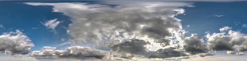 cielo azul nublado transparente hdri panorama 360 grados ángulo de visión con cenit y hermosas nubes para usar en gráficos 3d como cúpula del cielo o editar toma de drones foto