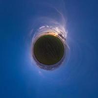 transformación de planeta diminuto verde de panorama esférico 360 grados. vista aérea abstracta esférica en el campo con cielo azul oscuro por la noche. curvatura del espacio. foto