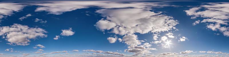 cielo azul con hermosas nubes blancas. vista de ángulo de 360 grados de hdri sin costuras con cenit para usar en gráficos 3d o desarrollo de juegos como cúpula del cielo o editar toma de drones foto