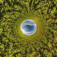 pequeño planeta azul. inversión de la transformación del pequeño planeta del panorama esférico de 360 grados. vista aérea abstracta esférica. curvatura del espacio. foto