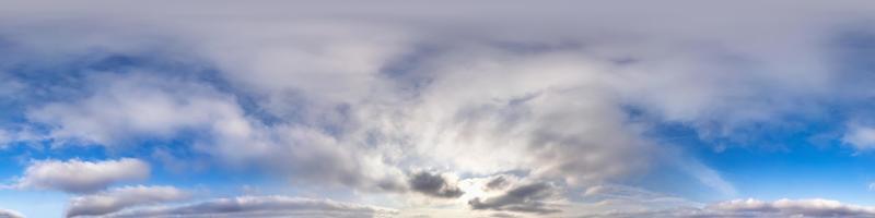 cielo azul claro con hermosas nubes blancas. vista de ángulo de 360 grados panorámica hdri perfecta con cenit para usar en gráficos 3d o desarrollo de juegos como cúpula del cielo o editar toma de drones foto