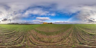 vista de ángulo de 360 grados de panorama hdri esférico completo sin fisuras cerca del campo agrícola cerca de la hélice del molino de viento en proyección equirectangular, contenido vr ar. generación de energía eólica. pura energía verde. foto