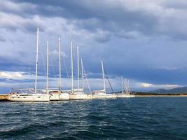 puerto de veleros, muchos hermosos yates de vela amarrados en el puerto marítimo, transporte acuático moderno, vacaciones de verano, estilo de vida de lujo y concepto de riqueza. foto