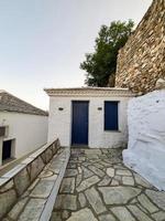 encantadoras calles estrechas tradicionales de las islas griegas. ciudad de skopelos en la isla de skopelos, grecia. foto