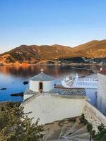 vista superior en el puerto de skopelos chora y colinas de la isla de skopelos, grecia. foto