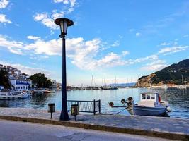 vista nocturna desde el puerto de skopelos chora de la isla de skopelos, grecia. foto