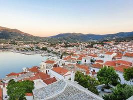 vista superior en el puerto de skopelos chora y colinas de la isla de skopelos, grecia. foto