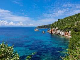 prístina vista a la bahía de una isla de Grecia. foto