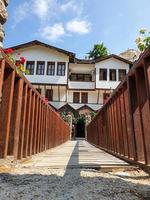 puente peatonal de madera que conduce a una casa. una casa típica del renacimiento en la ciudad de melnik, bulgaria. foto