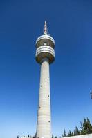 torre de televisión snezhanka en el pico snezhanka en pamporovo durante el verano. foto