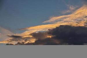 colorido cielo naranja y azul dramático con nubes para un fondo abstracto sobre graz, austria. foto